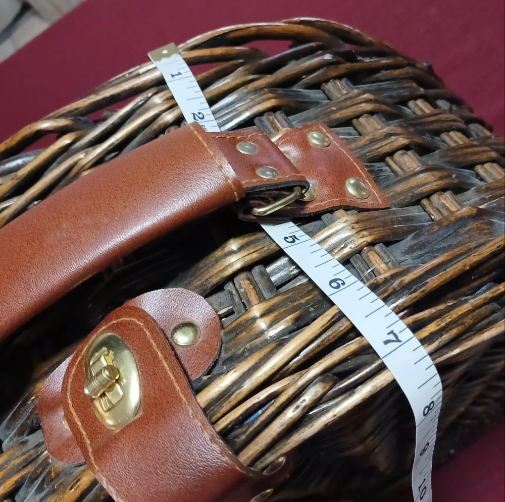 VINTAGE PICNIC BASKET Brown Classic Old Fashioned Outdoors Complete Set For Four